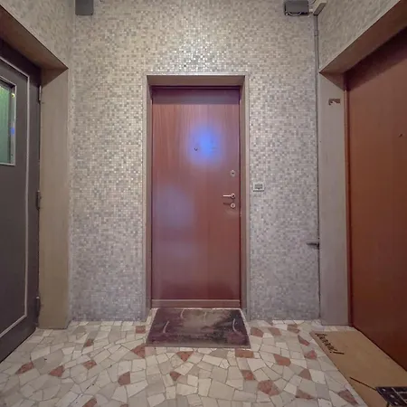 Spacious With Balcony And 2 Bathrooms By Host Hero Apartment *