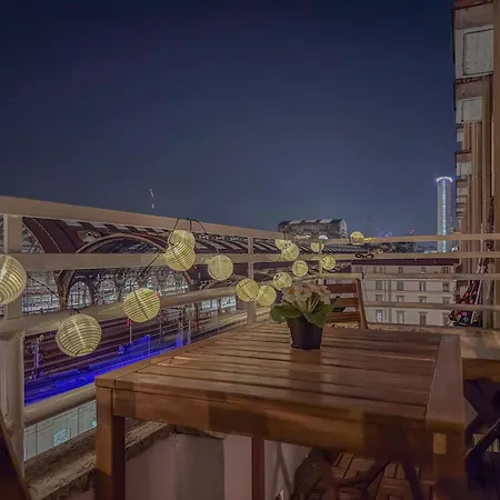 Spacious With Balcony And 2 Bathrooms By Host Hero Apartment