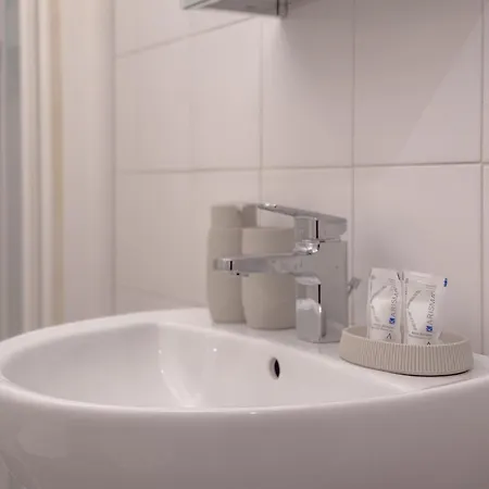 Spacious With Balcony And 2 Bathrooms By Host Hero Apartment