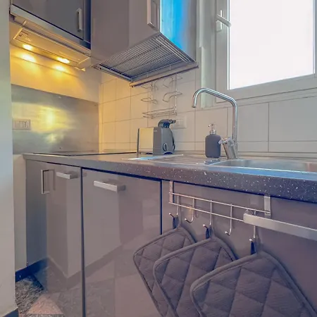 Spacious With Romantic Balcony And 2 Bathrooms Milan