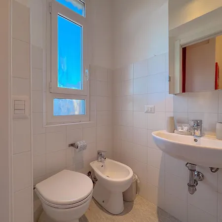 Spacious With Romantic Balcony And 2 Bathrooms