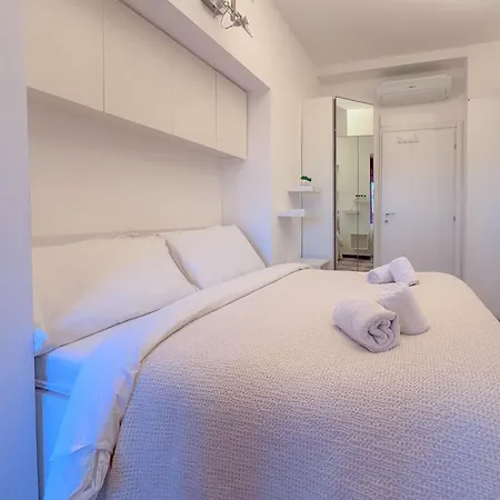 Spacious With Romantic Balcony And 2 Bathrooms *