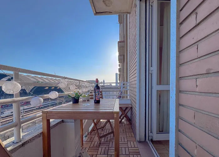 Spacious With Balcony And 2 Bathrooms By Host Hero Daire *